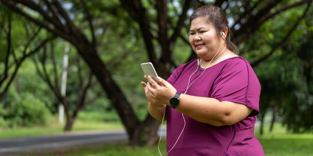 STR204 fat-woman-asian-holding-smart-phone-with-listening-to-music-exercise-picture-id1337188347